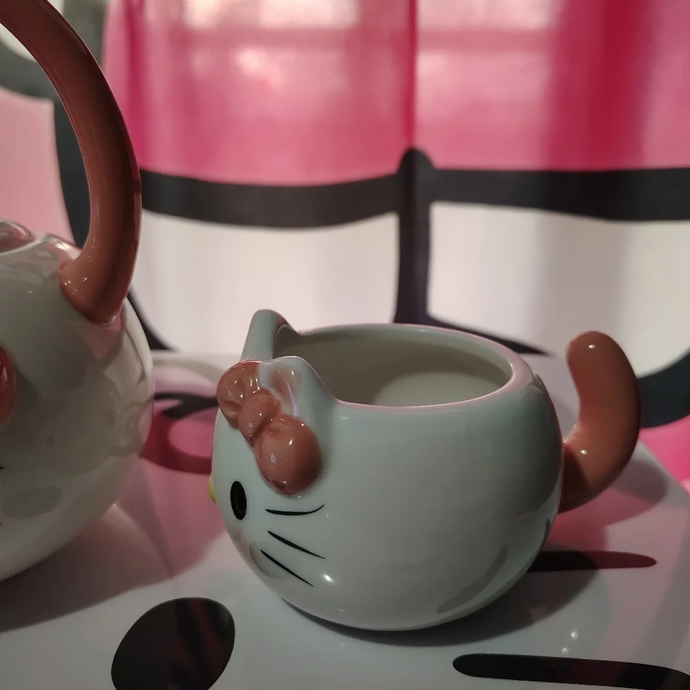 EXCLUSIVE - Hello Kitty Tea Set (Not A Toy)